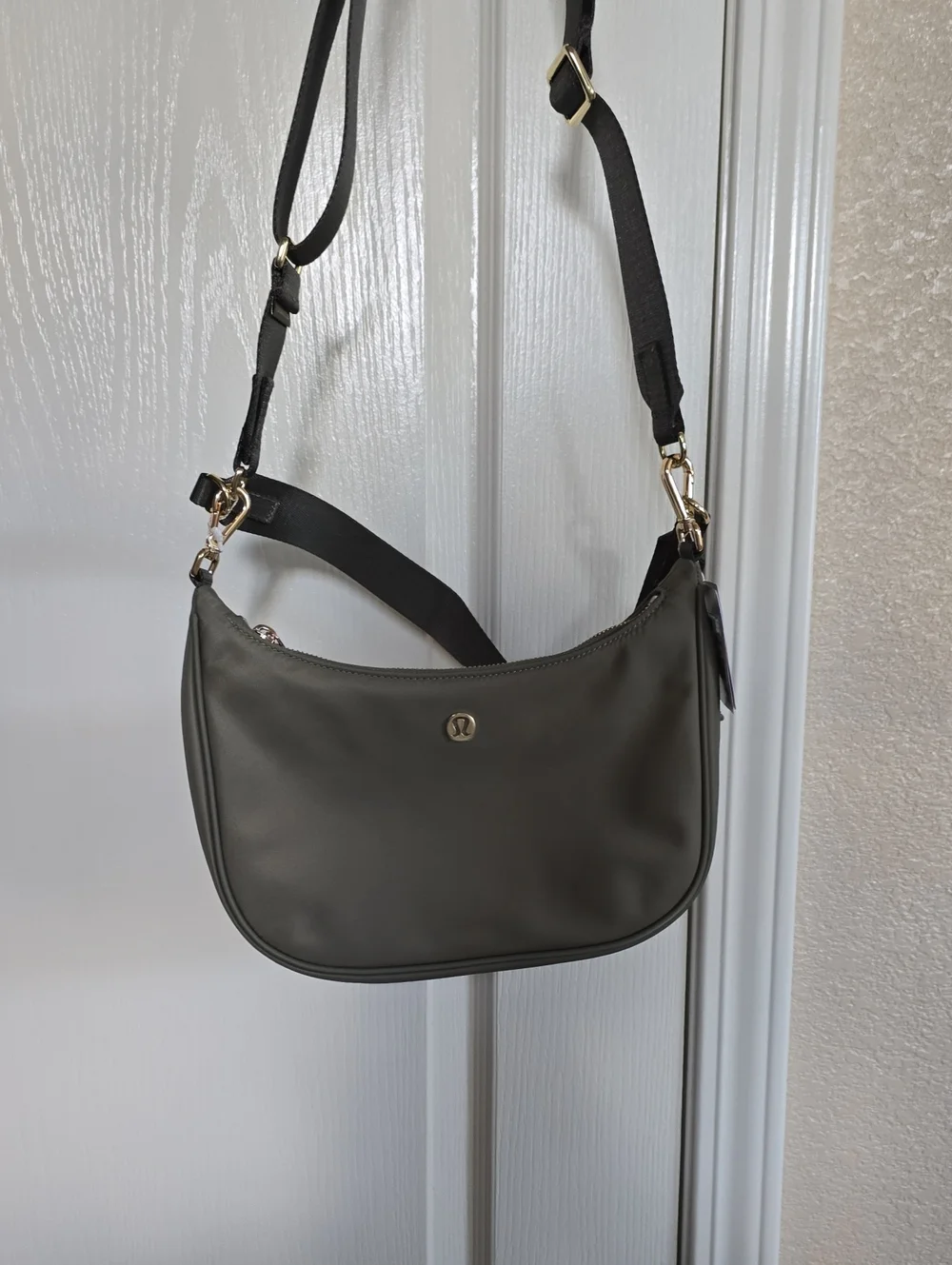 Lululemon, City essential, small shoulder bag. 3l